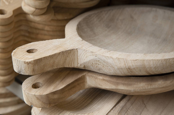 Articles ménagers. Produits en bois pour la cuisine fait main. Planches à découper et rouleaux
 - Photo, image