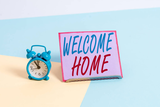 Znak tekstowy przedstawiający Welcome Home. Koncepcyjny zdjęcie wyrażenie pozdrowienia nowi właściciele domicyl wejście doormat. - Zdjęcie, obraz