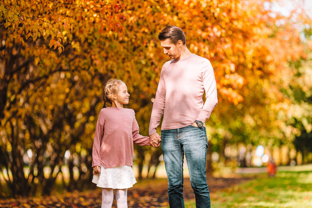 Familia de papá y niño en el hermoso día de otoño en el parque - Foto, Imagen