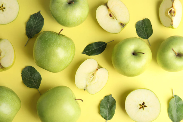 Flat lay composition of fresh ripe green apples on yellow background - Foto, Bild