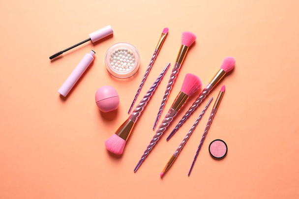 Flat lay composition with makeup brushes on orange background - Foto, immagini