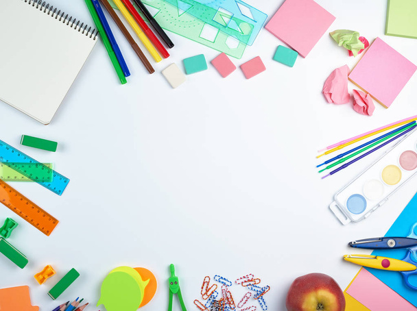 útiles escolares: lápices de madera multicolores, pegatinas de papel, pa
 - Foto, Imagen