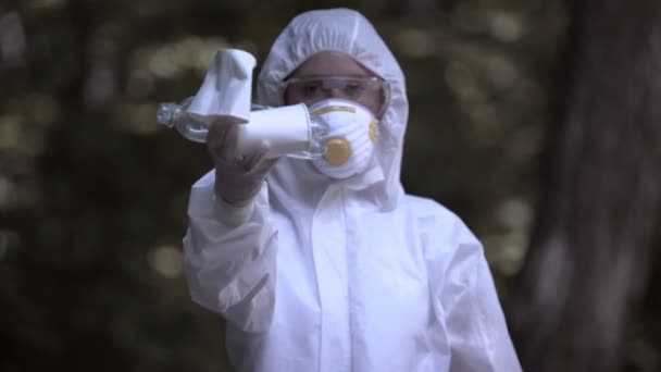 Dites oui au recyclage signe dans les mains des chercheurs, femme montrant des bouteilles en plastique
 - Séquence, vidéo