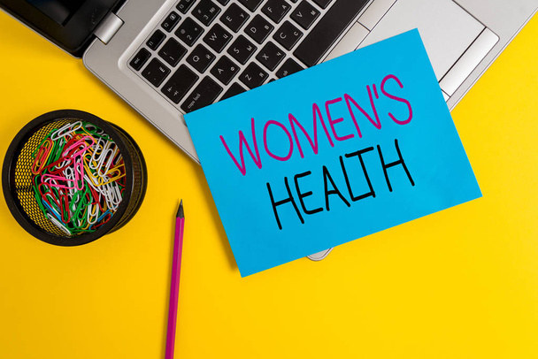 Tekstiä sanasta Women S Health. Business käsite Naisten s on fyysinen terveysvaikutus välttää sairauden Trendikäs metallinen kannettava pieni paperi lyijykynä leikkeet värillinen tausta
. - Valokuva, kuva