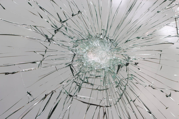 Vidrio agrietado sobre una textura de fondo blanco - Foto, imagen