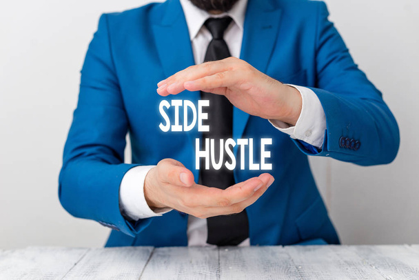 Kirjoitan viestiä Side Hustlesta. Business valokuva esittelee tapa tehdä ylimääräistä rahaa, jonka avulla voit joustavuutta jatkaa Man omistaa tyhjän paperin kopiotilaa edessään Space
. - Valokuva, kuva