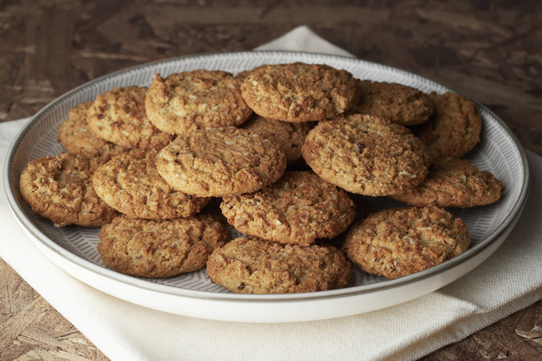 HEALTHY AVENA COOKIES IN DISH WITH WOOD BACKGROUND - Fotografie, Obrázek