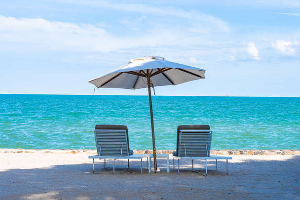 Кресло и стул вокруг пляжного морского океана с голубым цветом
 - Фото, изображение
