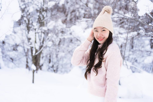 Porträt junge schöne asiatische Frau lächeln glücklich reisen und enjo - Foto, Bild