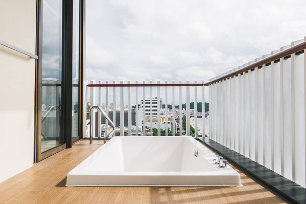 Красивый белый декор ванной снаружи балкона
 - Фото, изображение