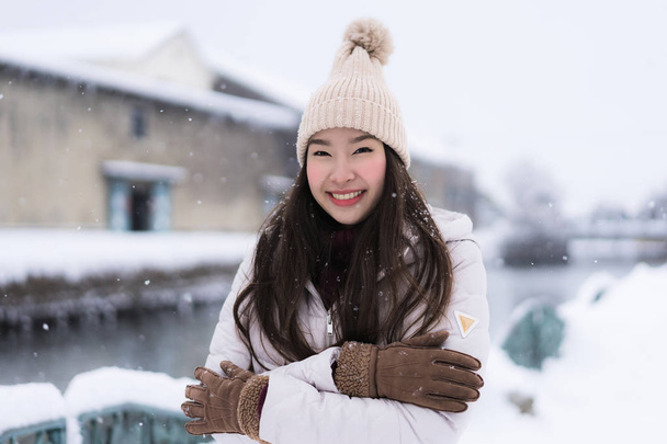 Όμορφη νεαρή γυναίκα της Ασίας χαμόγελο και χαρούμενος με το ταξίδι στο  - Φωτογραφία, εικόνα