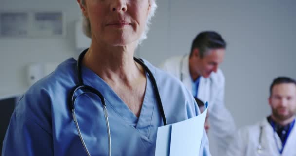 Close-up de branco médico feminino em pé com arquivo médico no hospital, vídeo
  - Filmagem, Vídeo