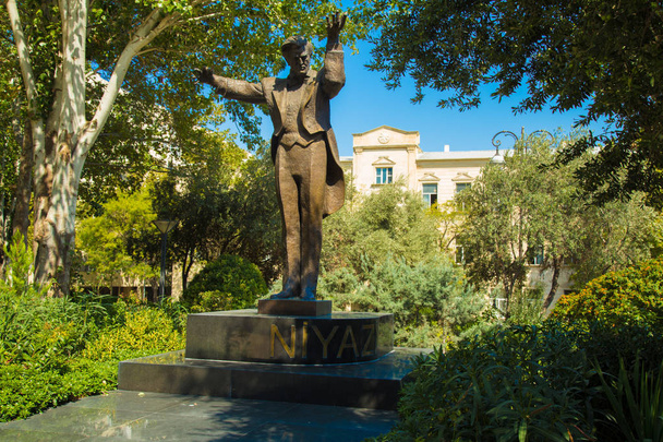 Azerbaycan'ın önde gelen maestrosu Niyazi, Bakü Niyazi caddesindeki parkta Maestro Niyazi'nin bir abidesi. Anıt, Cumhurbaşkanı'nın parkında yapılmıştır. Bakü. 20/09/2019 - Fotoğraf, Görsel