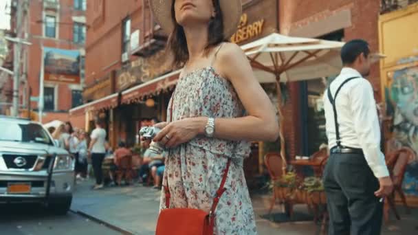 Young girl with a retro camera in the Italian quarter - Filmmaterial, Video