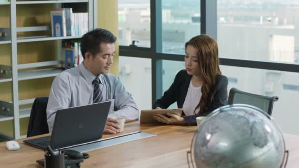 asian corporate executives discussing business in office.  - Filmmaterial, Video