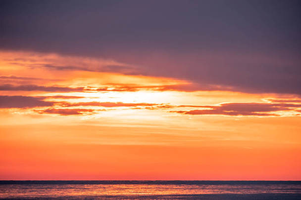Beautiful red and orange sunset over the sea. - Foto, afbeelding