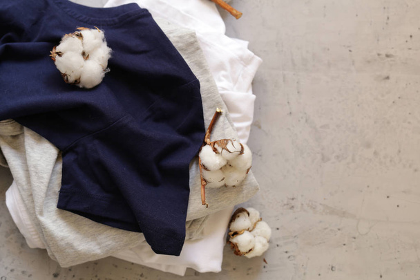 ropa orgánica natural de con ramitas de algodón
 - Foto, Imagen