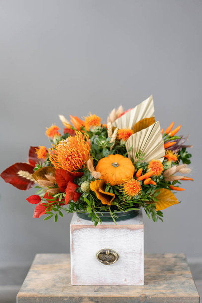 Herfst boeket van gemengde bloemen op houten tafel. Het werk van de bloemist in een bloemenwinkel. Verse snijbloem. - Foto, afbeelding