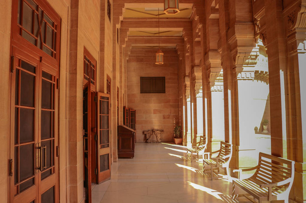 JODHPUR, RAJASTHAN, INDIA - OUTUBRO 26, 2018: Um corredor no Palácio Umaid Bhawan, localizado em Jodhpur, Rajastão, é uma das maiores residências privadas do mundo
.  - Foto, Imagem