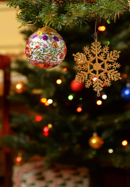 Різдвяна ялинка на яскравому фоні
 - Фото, зображення
