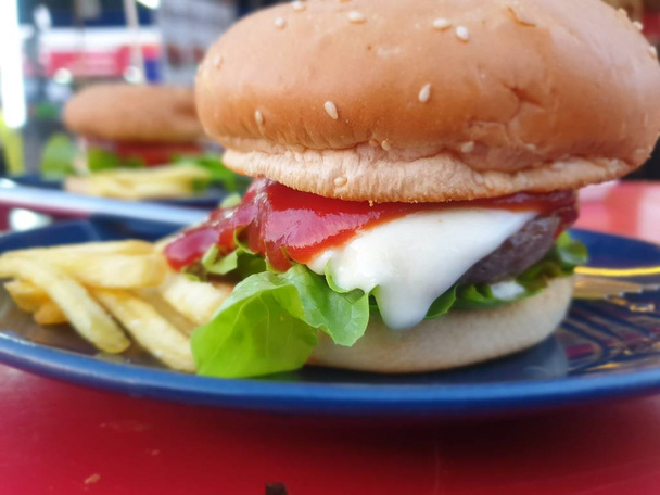 Hamburger is een Fast Food in fastfoodrestaurant - Foto, afbeelding