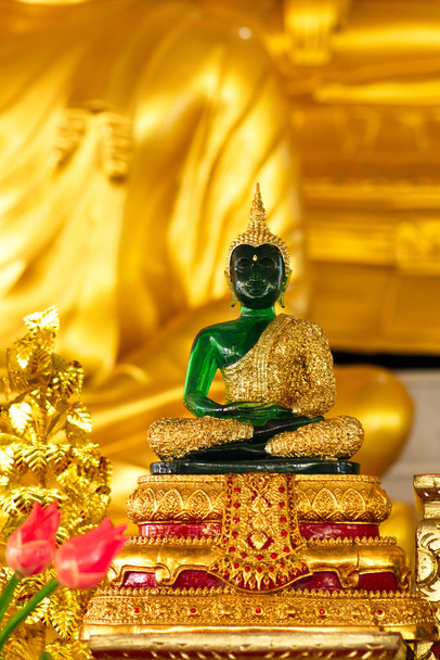 De Boeddha standbeeld gouden in Thailand. - Foto, afbeelding