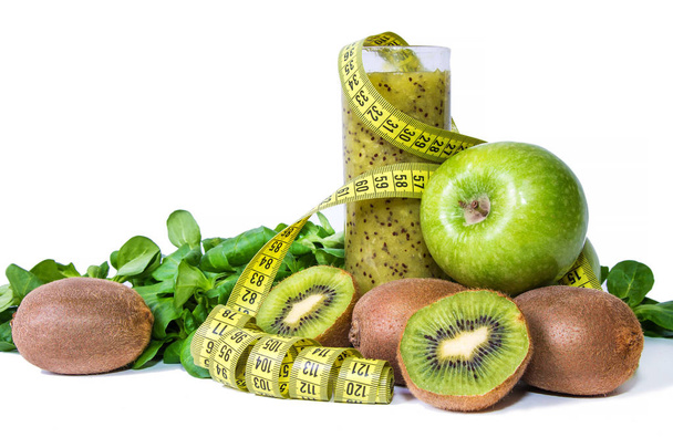 batido verde y frutas con cinta métrica, concepto de dieta y alimentos
 - Foto, Imagen