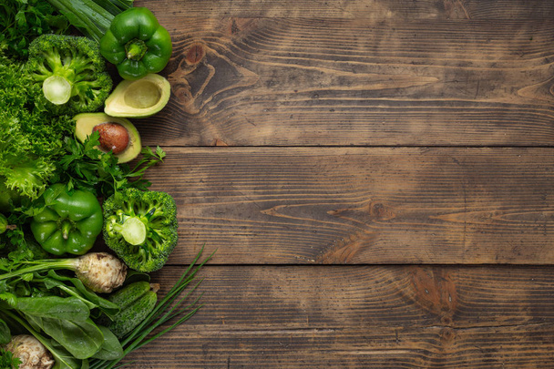 Egészséges vegán és vegetáriánus ételek. Zöld zöldségek étrendi étkezési koncepció - Fotó, kép