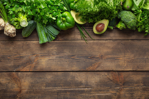 Plantaardige eiwitbron. Top uitzicht gezond eten schoon eten. Groene groente op houten achtergrond Top View - Foto, afbeelding