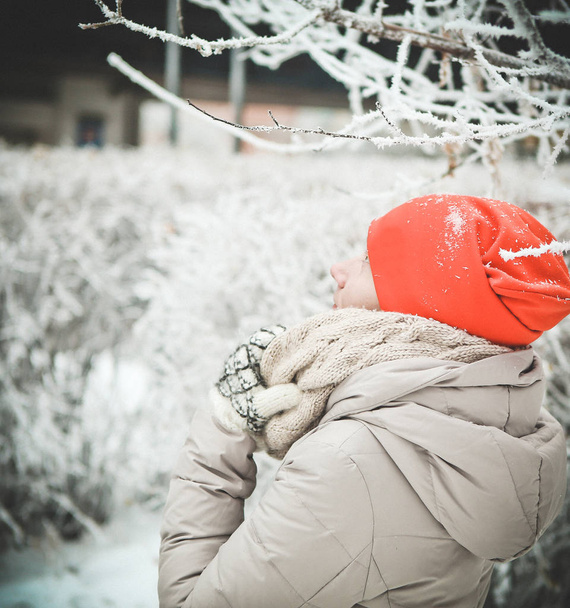 winter woman orange hat park snow frost trees - Zdjęcie, obraz