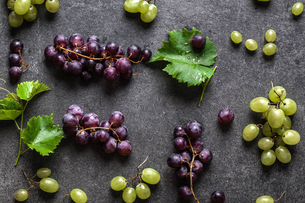 Fresh grape variety. Red and green grapes, top view - Foto, Imagen