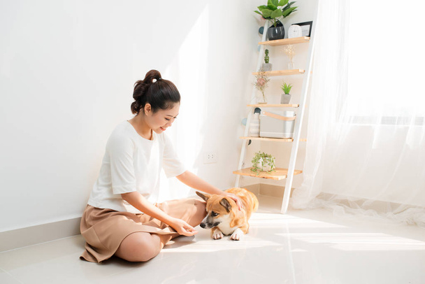 Młody Asian kobieta gra z jej pies w Dom - Zdjęcie, obraz