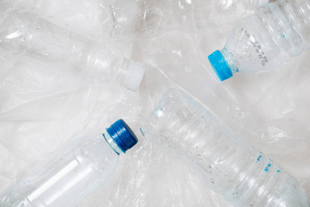 stos plastikowych butelek do recyklingu na białym tle - Zdjęcie, obraz