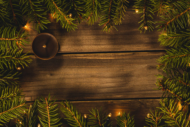 Різдвяний фон з ялиновими гілками, вогнями та свічками, вид зверху та місце для тексту, різдвяна листівка, запрошення або рамка
 - Фото, зображення