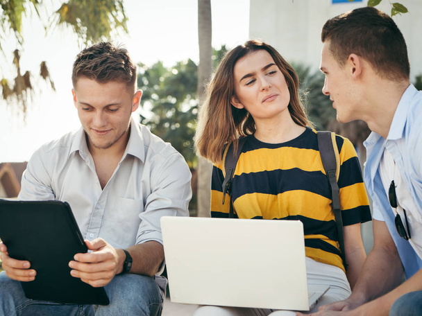 Estudante universitário feliz usando laptop juntos fora do edifício
  - Foto, Imagem