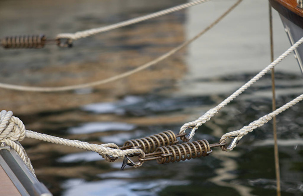 Boot mit Seil und verrosteter Feder am Hafen befestigt - Foto, Bild