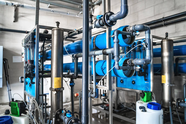 System der automatischen Aufbereitung und mehrstufigen Filtration von Trinkwasser aus Brunnen. Anlage oder Fabrik zur Herstellung von gereinigtem Trinkwasser - Foto, Bild