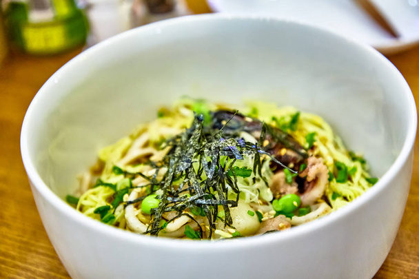 Японский раменный суп на тарелке в ресторане
 - Фото, изображение