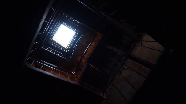 Lépcsőn a régi ház - Felvétel, videó