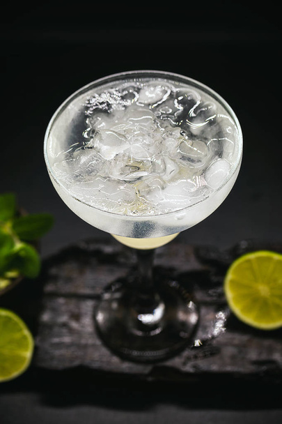 Frozen lemon margarita in glasses, refreshing lemon alcohol drink and lots of ice, summer drink. - Foto, Imagem