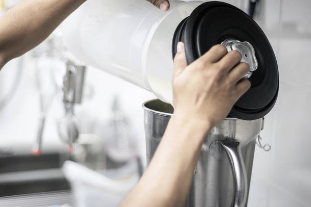 Making Gelato lody z nowoczesnym wyposażeniem w kuchni Interio - Zdjęcie, obraz