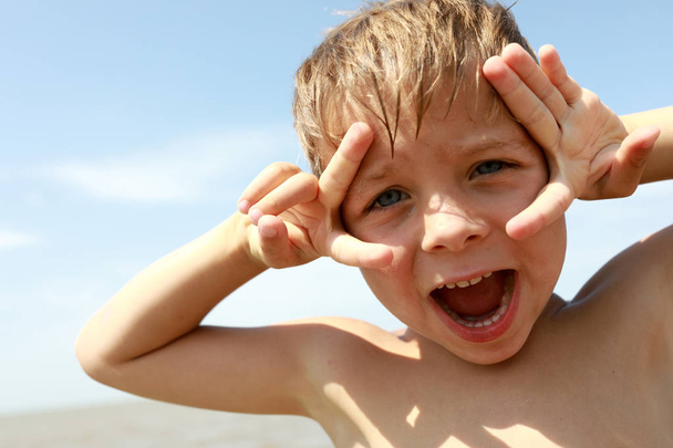 Happy child on beach - Fotoğraf, Görsel