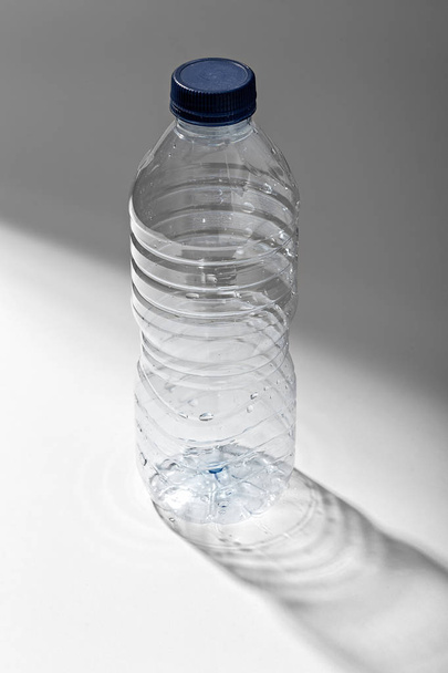Пустой минеральной воды пластиковая бутылка
 - Фото, изображение