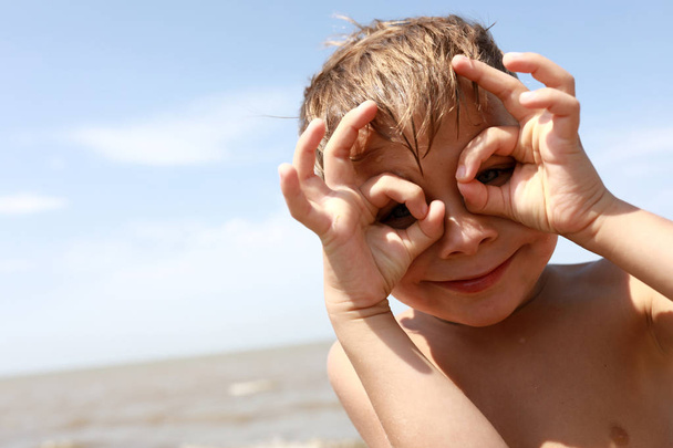 Child with fingers like glasses - Φωτογραφία, εικόνα