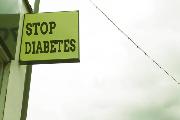 Słowo pisanie tekstu stop cukrzyca. Koncepcja biznesowa dla poziom cukru we krwi jest wyższa niż normalnie wstrzykiwać insuliny Green pokładzie reklamy na ulicy z kopią miejsca na reklamę. - Zdjęcie, obraz