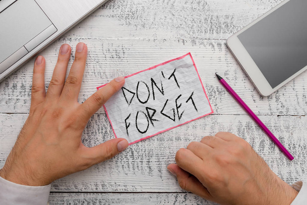 Escribiendo una nota que muestra Don T Forget. Exhibición de fotos de negocios Know by Heart Think Back Fix in the Mind Refrescar la memoria
. - Foto, imagen