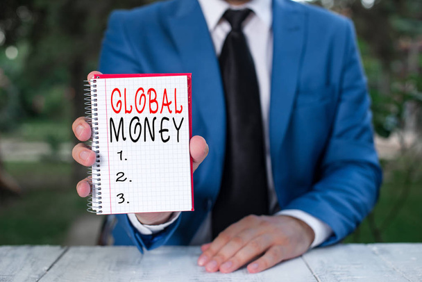 Global Money'yi gösteren metin işareti. Kavramsal fotoğraf Uluslararası finans Dünya para birimi transacted küresel Man önünde kopya alanı ile boş kağıt tutar. - Fotoğraf, Görsel
