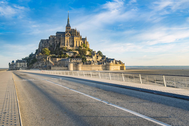 Camino de acceso al Mont Saint Michel y su abadía con el mar en marea baja
. - Foto, imagen