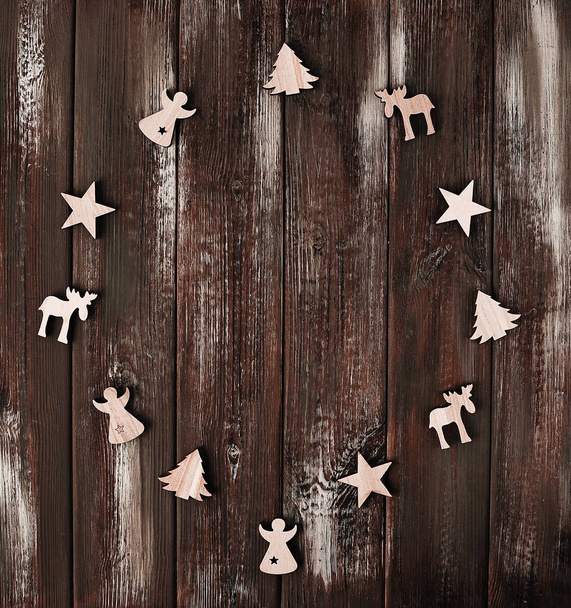 Декоративные игрушки на деревянном фоне. Концепция Рождества
. - Фото, изображение