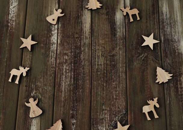 Juguetes decorativos sobre fondo de madera. Concepto de Navidad
. - Foto, imagen